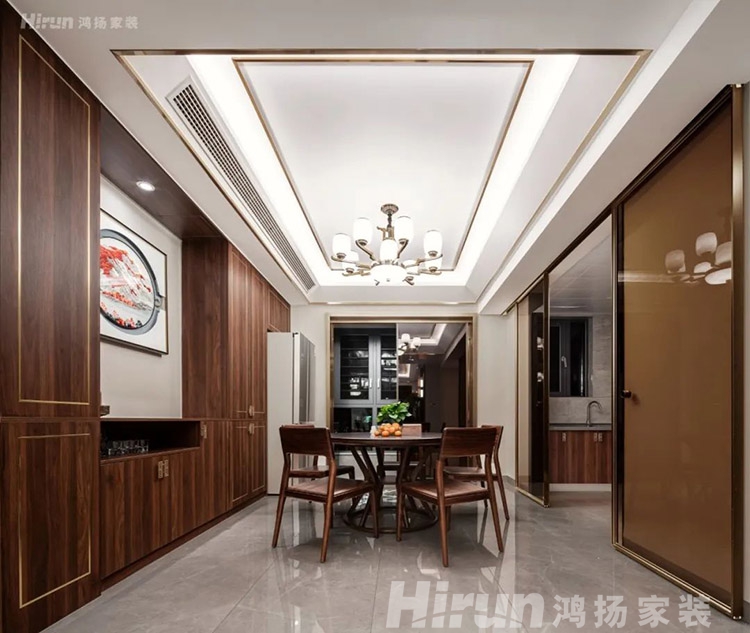 130㎡新中式家裝設(shè)計(jì)，客餐廳儒雅有禪意，隔墻裝出獨(dú)立小玄關(guān)，效果好極了！